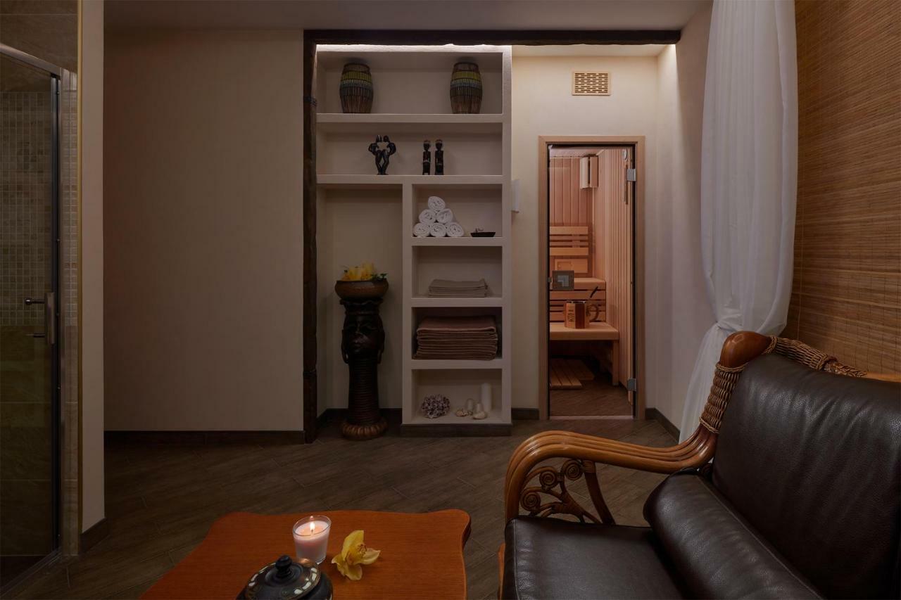 Honour And Grace Hotel 亚希莫夫 外观 照片