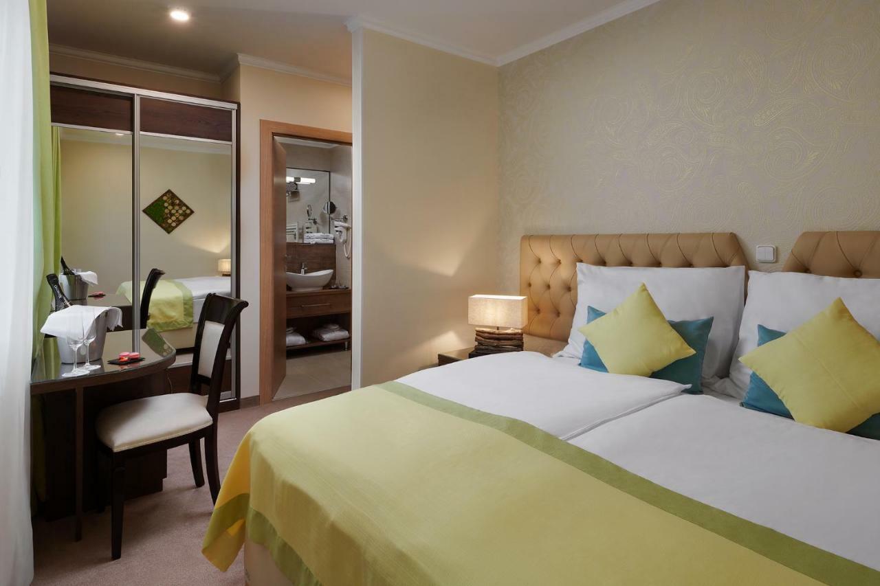 Honour And Grace Hotel 亚希莫夫 外观 照片