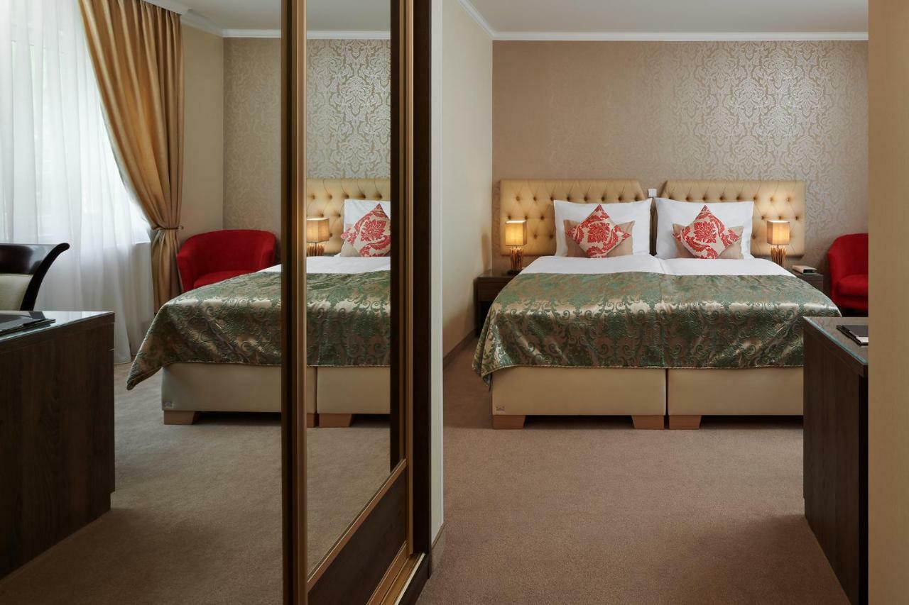 Honour And Grace Hotel 亚希莫夫 外观 照片