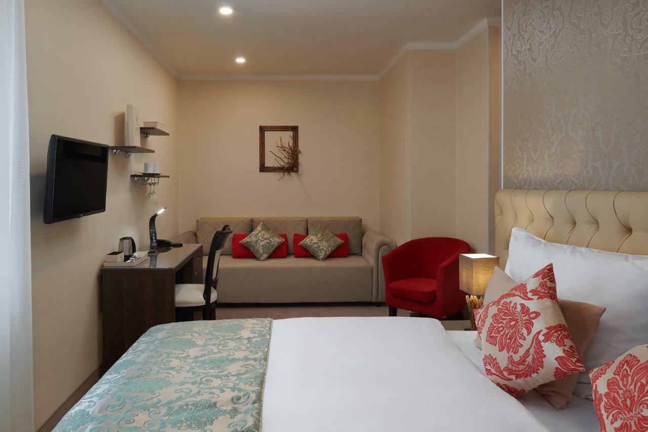 Honour And Grace Hotel 亚希莫夫 外观 照片
