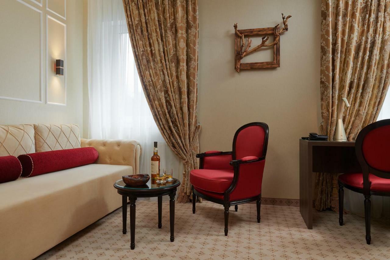 Honour And Grace Hotel 亚希莫夫 外观 照片